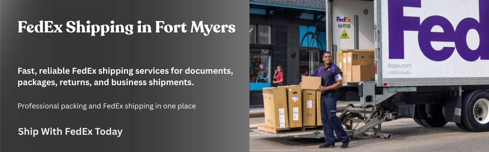 Customer using FedEx shipping services in Fort Myers